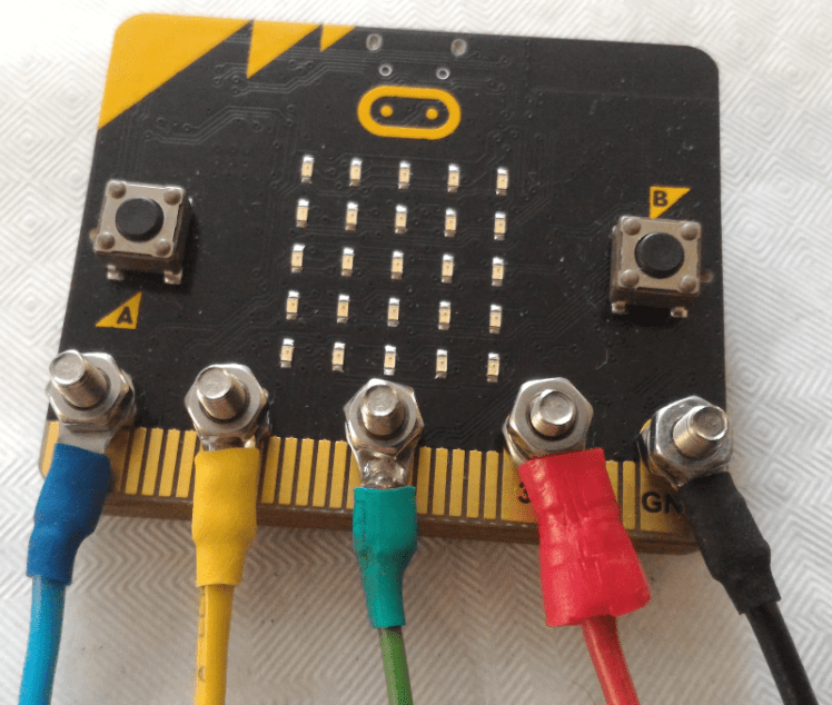 Connecter le Micro:Bit avec des vis M3