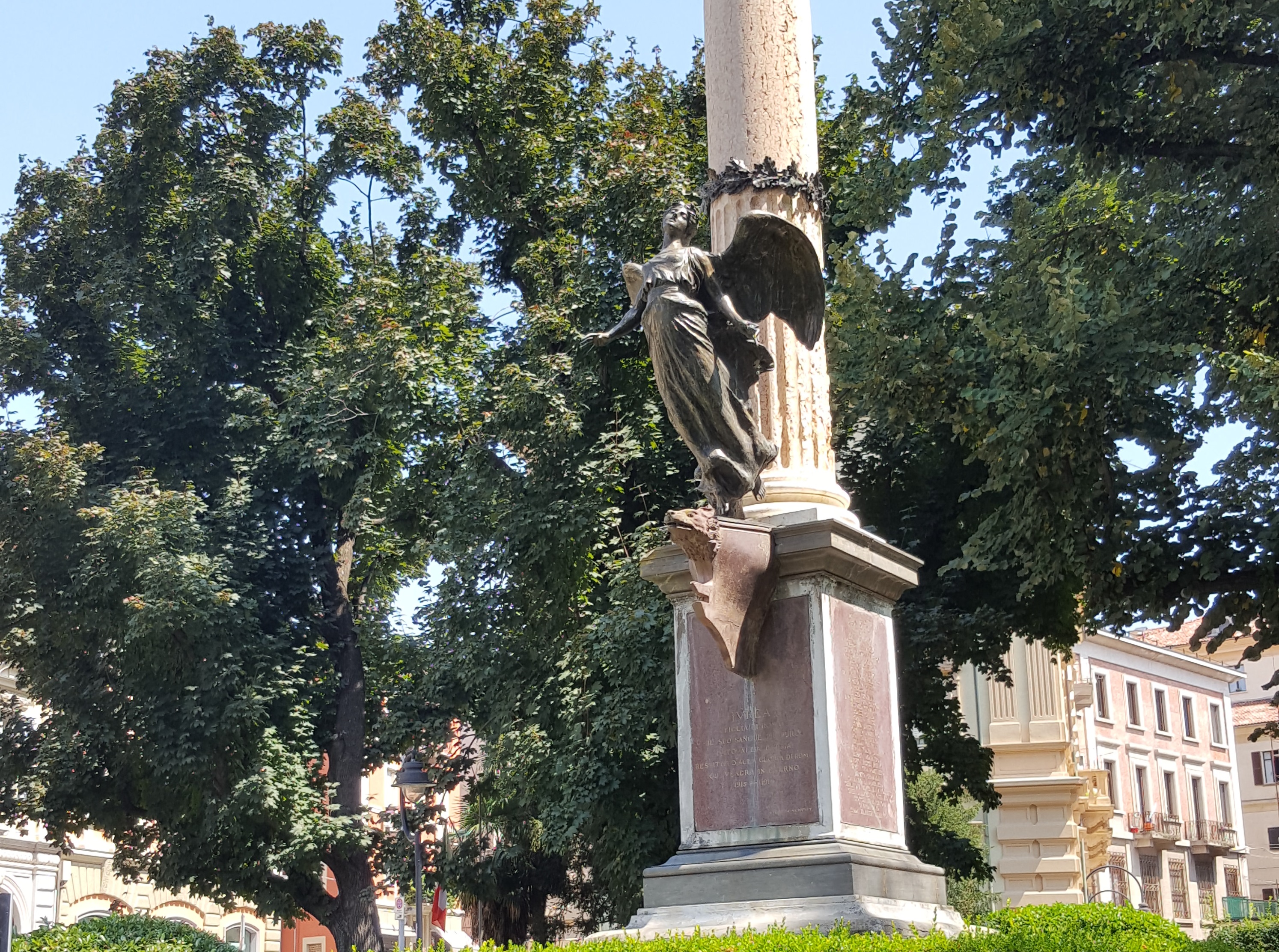 Une statue à Ivrée