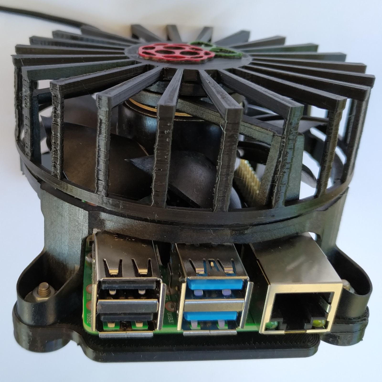 Le Raspberry Pi 4 avec un système de refroidissement DIY.