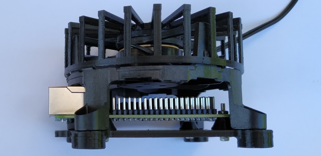 L'accès aux GPIO n'est pas facile avec un gros ventilateur au dessus.