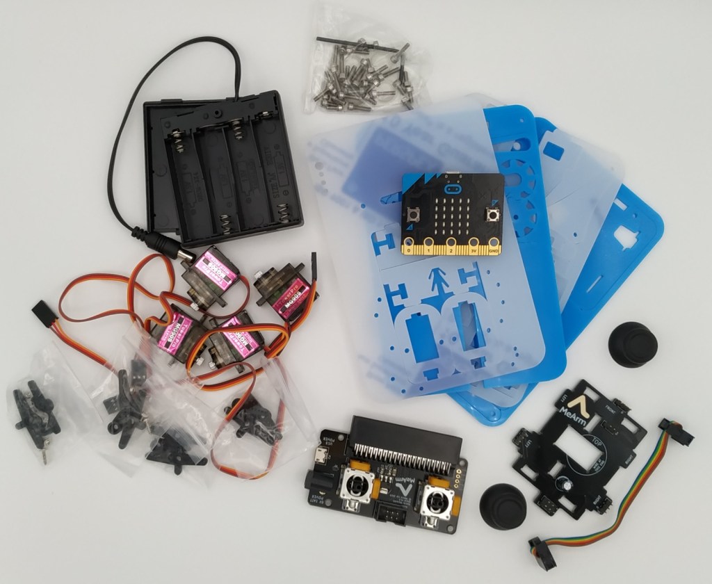 Les pièces du bras robot MeArm avant le montage