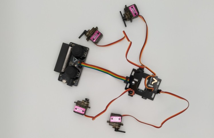 Les servomoteurs MG90S avec les cartes de contrôle du bras robot MeArm
