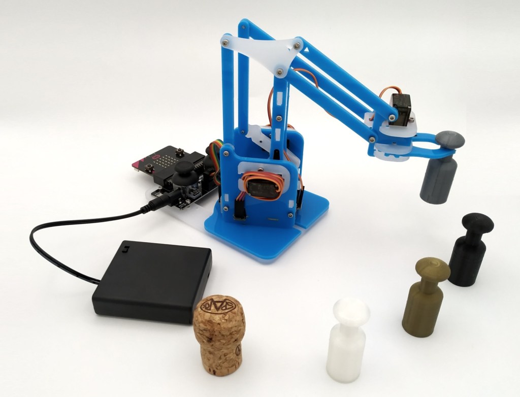 Utilisation du robot MeArm pour déplacer des petits objets.