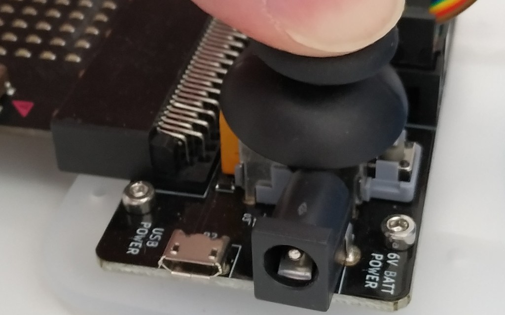 Le chapeau du joystick butte sur le connecteur d'alimentation du robot MeArm
