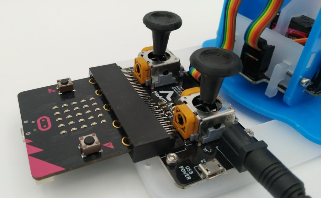 Le robot MeArm avec de nouveaux champignons.