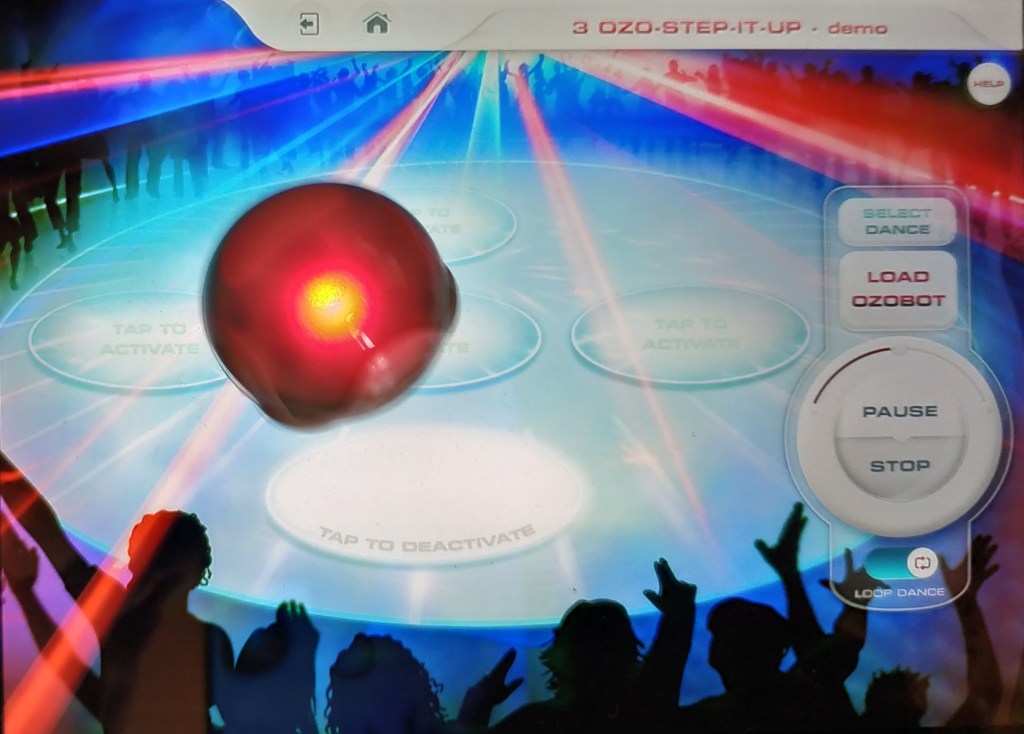 Le robot Ozobot dance sur la musique de l'application Ozobot Bit Groove