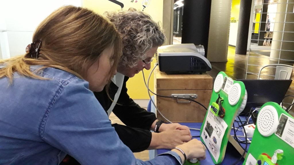 Sarah LACAZE et Martine MOCQ jouent au jeu PONG