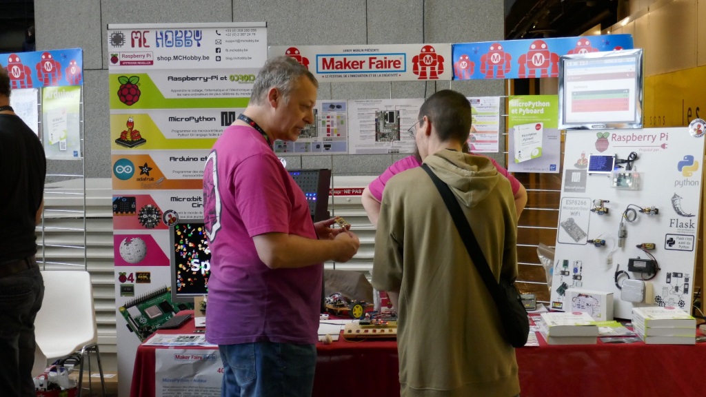 Dominique Meurisse sur le stand MCHobby à la Maker Faire de Paris 2019