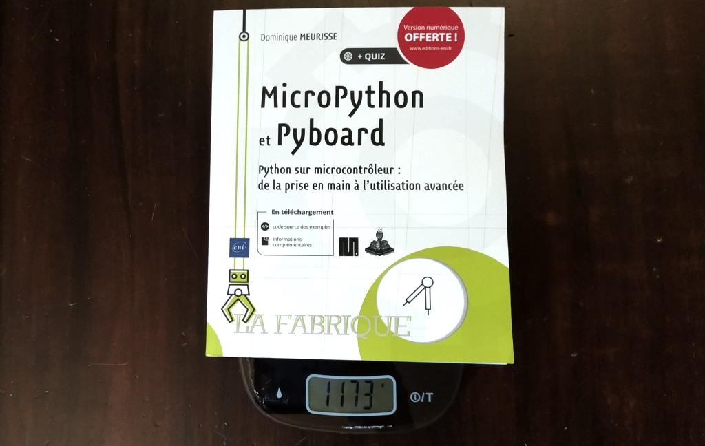 Le livre "MicroPython et Pyboard" de Dominique Meurisse sur la balance