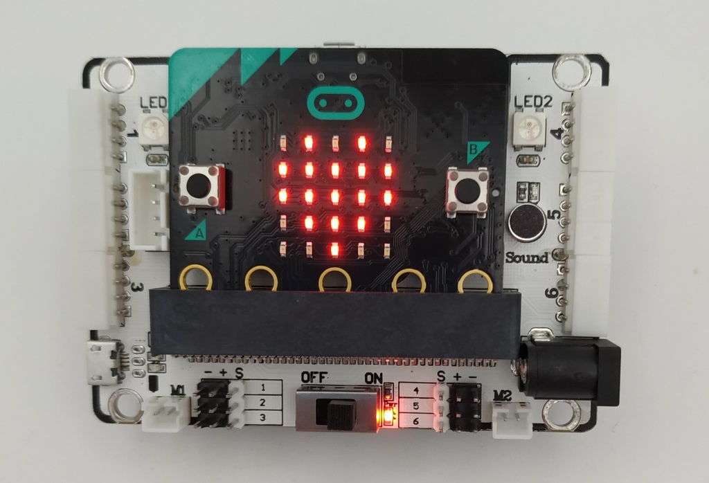 La carte shield du kit DaDa:bit avec le micro:bit