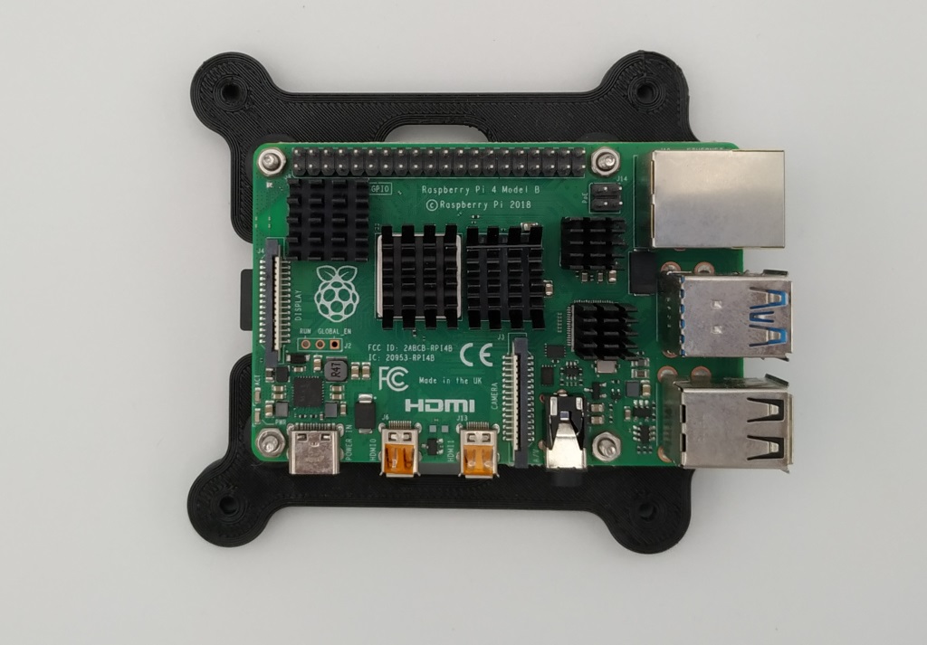 Raspberry Pi 4 avec de nombreux petits radiateurs autocollants