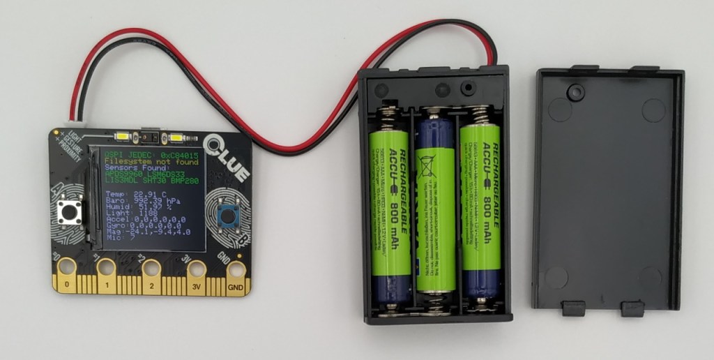 Carte Adafruit CLUE avec son boitier d'alimentation