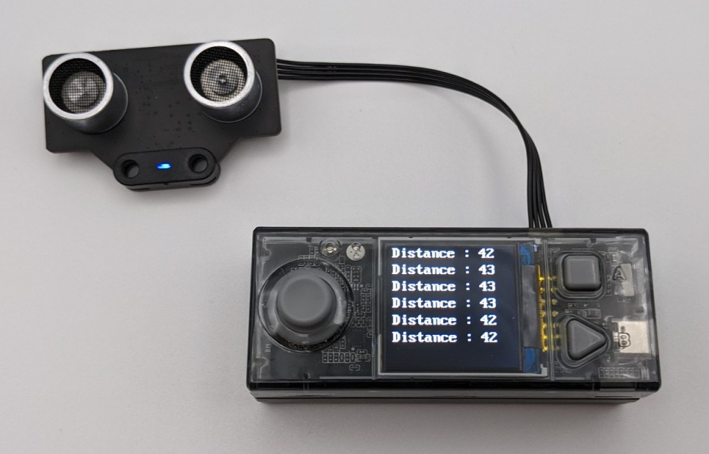 Capteur à Ultrasons mBuild connecté au CyberPi