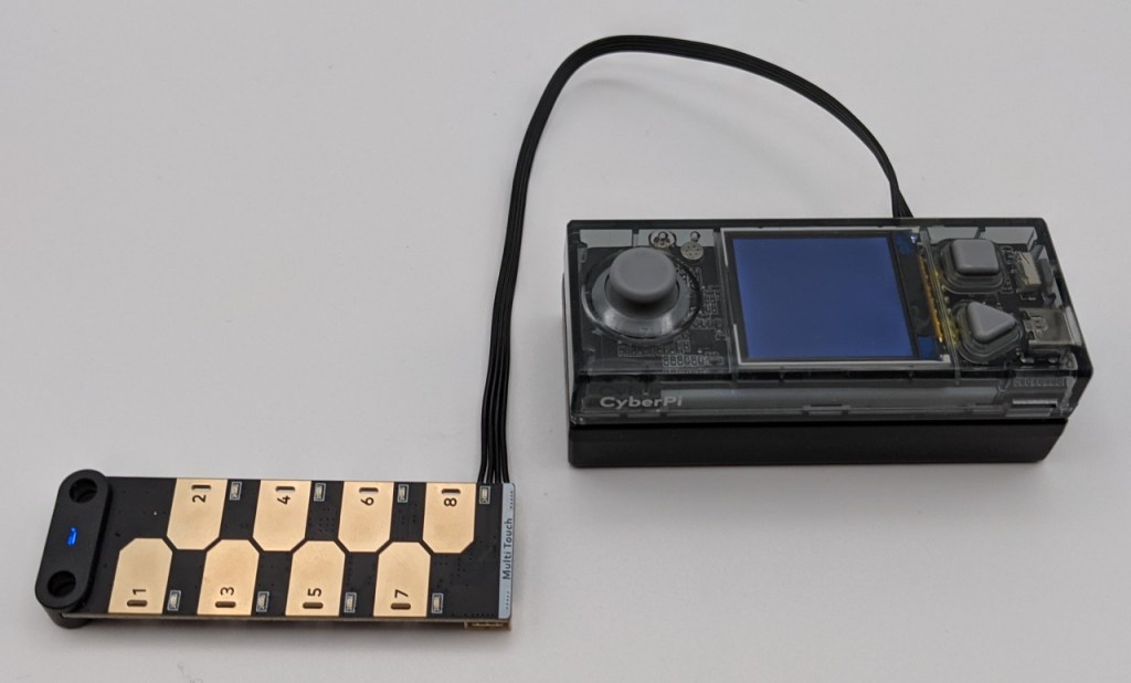 Capteur tactile mBuild connecté au CyberPi
