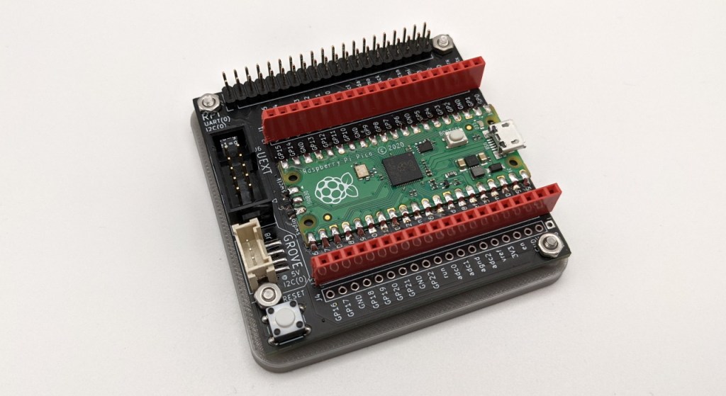 La carte PicoHat soudée et avec un support imprimé en 3D