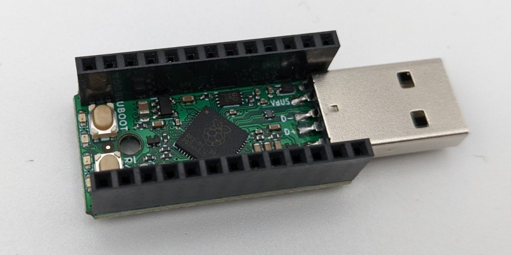 PYBStick RP2040 avec les connecteurs soudés