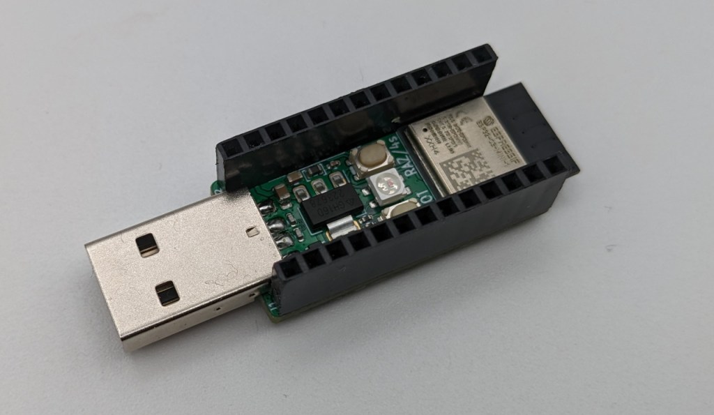 Connecteurs femelle sur la PYBStick ESP32 (USB A)