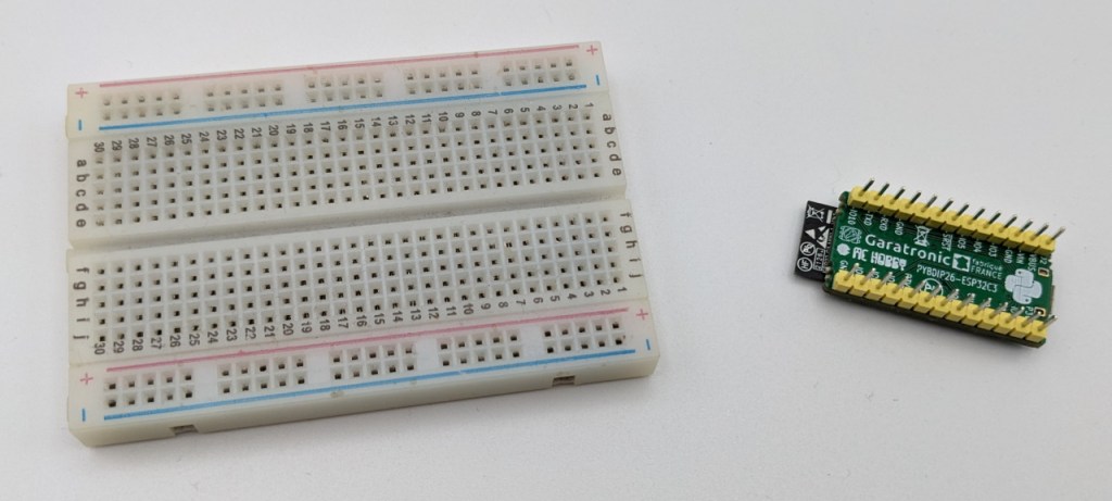 Connecteurs males sur la PYBStick ESP32 (micro USB)