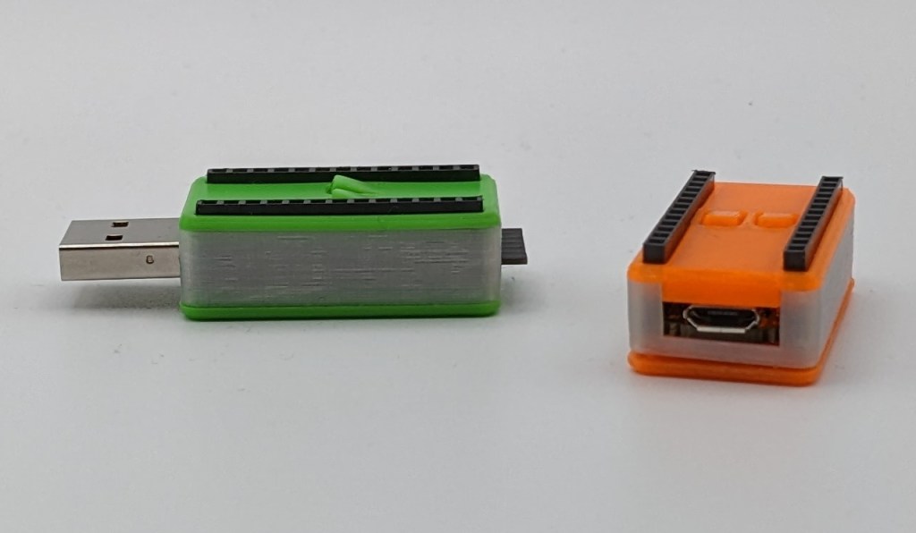 Les 2 modèles de PYBStick ESP32 dans un boitier imprimé en 3D