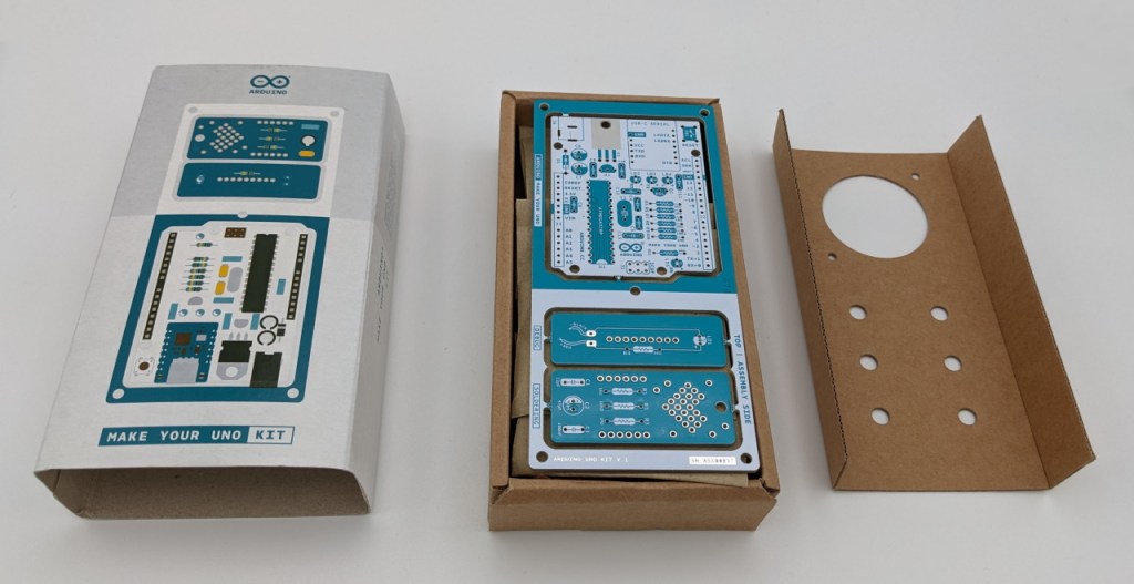 Ouverture de la boite de l'Arduino Make Your UNO Kit