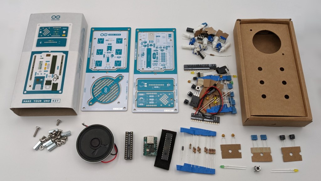 Tous les éléments contenus dans la boite de l'Arduino Make Your UNO Kit