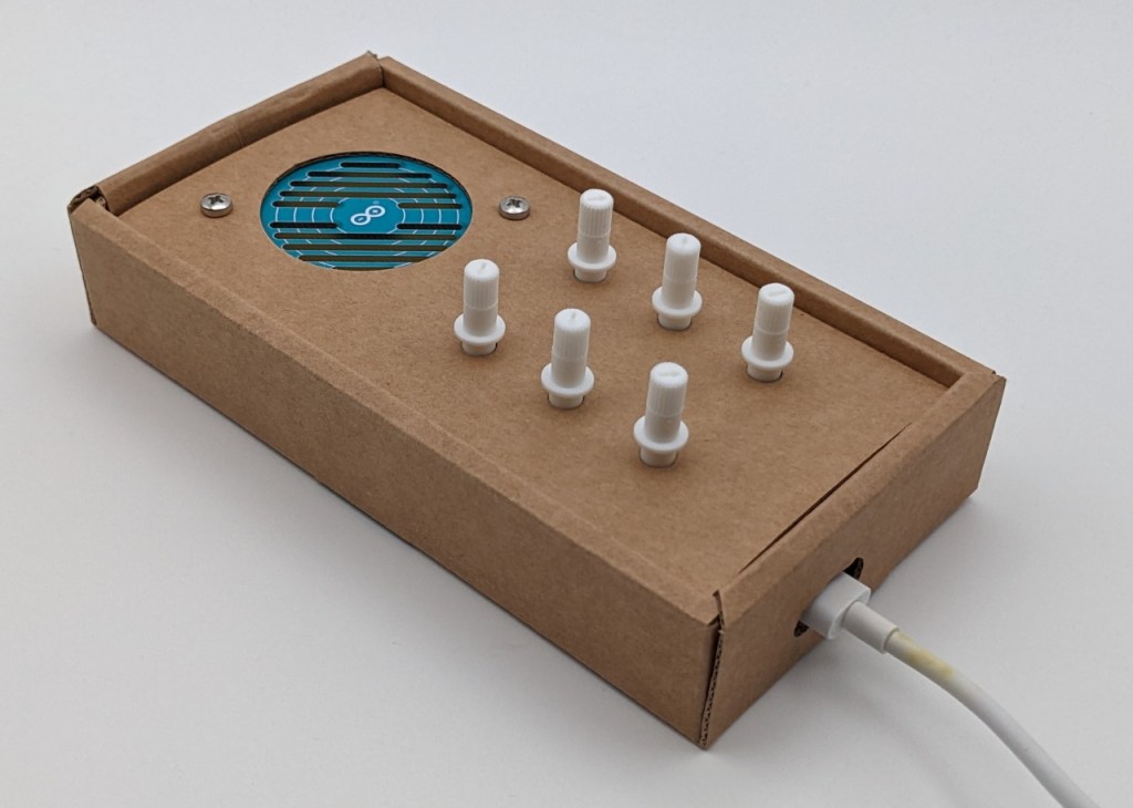 Le synthétiseur Make Your UNO dans son boitier