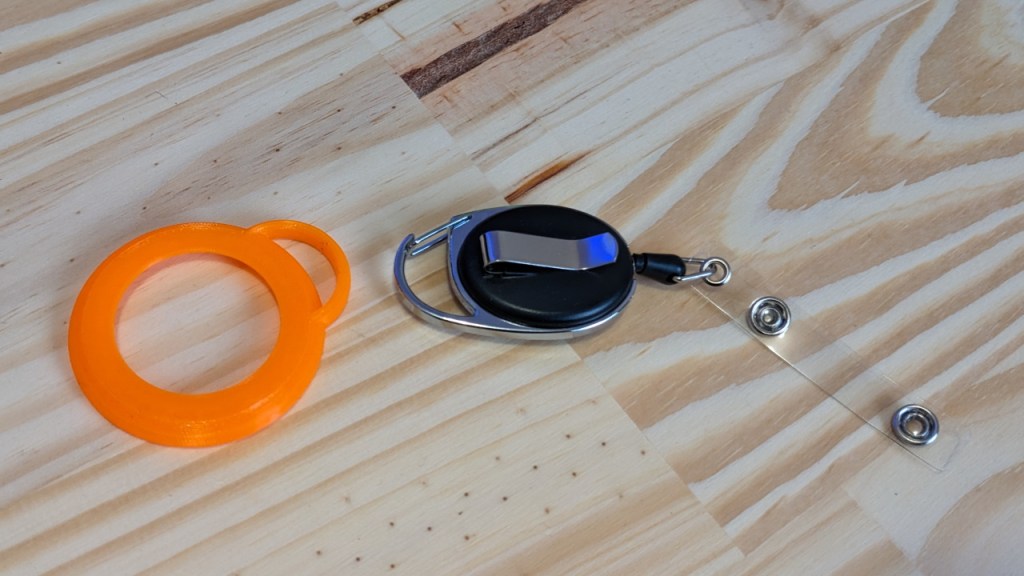 Utilisation d'un porte badge pour tendre la bouteille