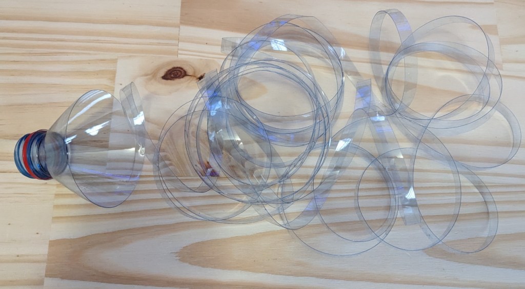 Bouteille découpée en ruban