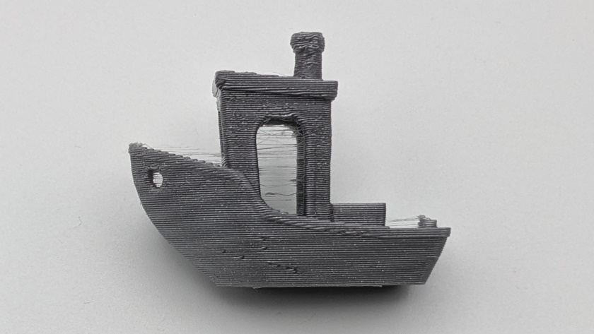 Benchy imprimé avec la Prusa MK4 et une buse de 0,8 (de l'autre coté)