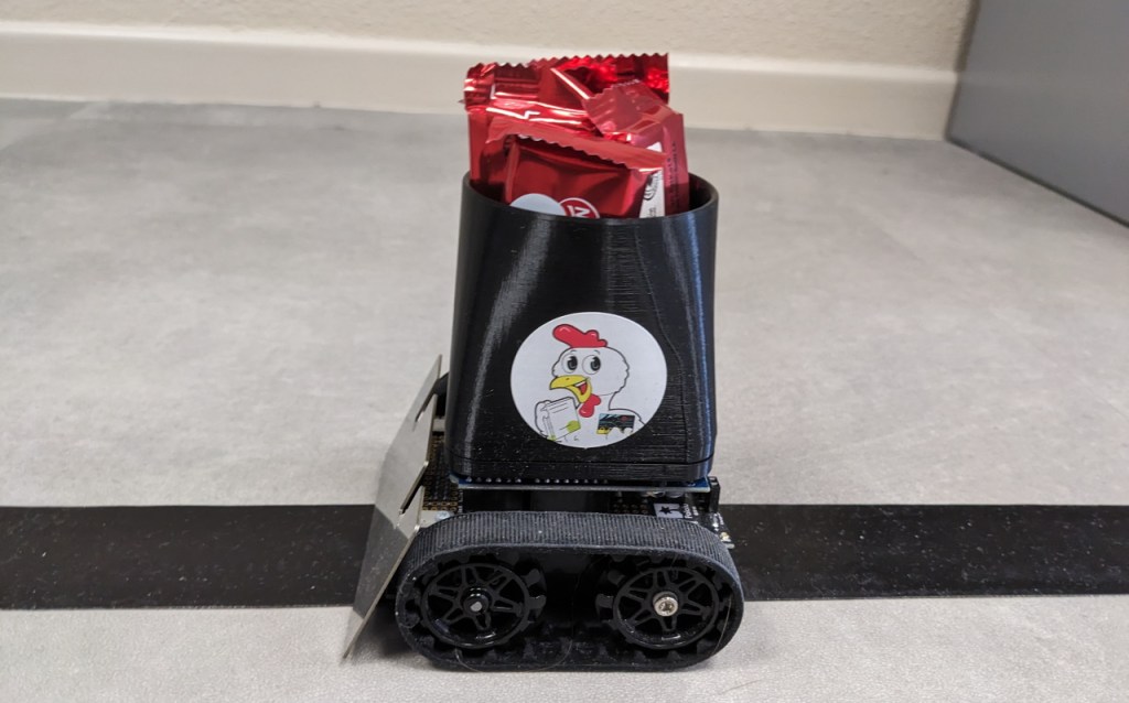 Le robot Zumo avec sa coupelle et ses KitKat