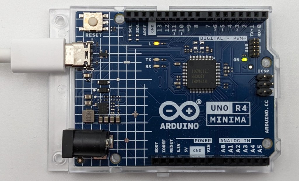 La LED interne (L) clignote sur l'Arduino R4 Minima