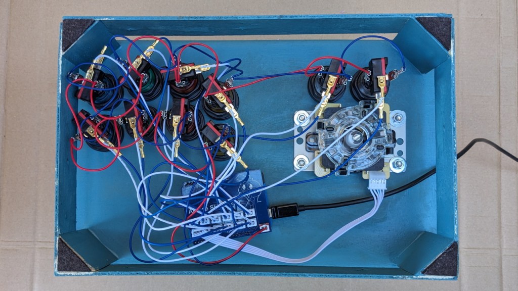 Manette d'arcade reliée à la carte Arcade Shield v1.0