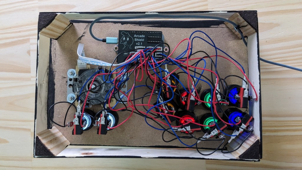 L'Arcade Shield v2.1 installée dans la manette
